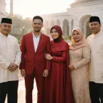 Pasangan pengantin di depan masjid