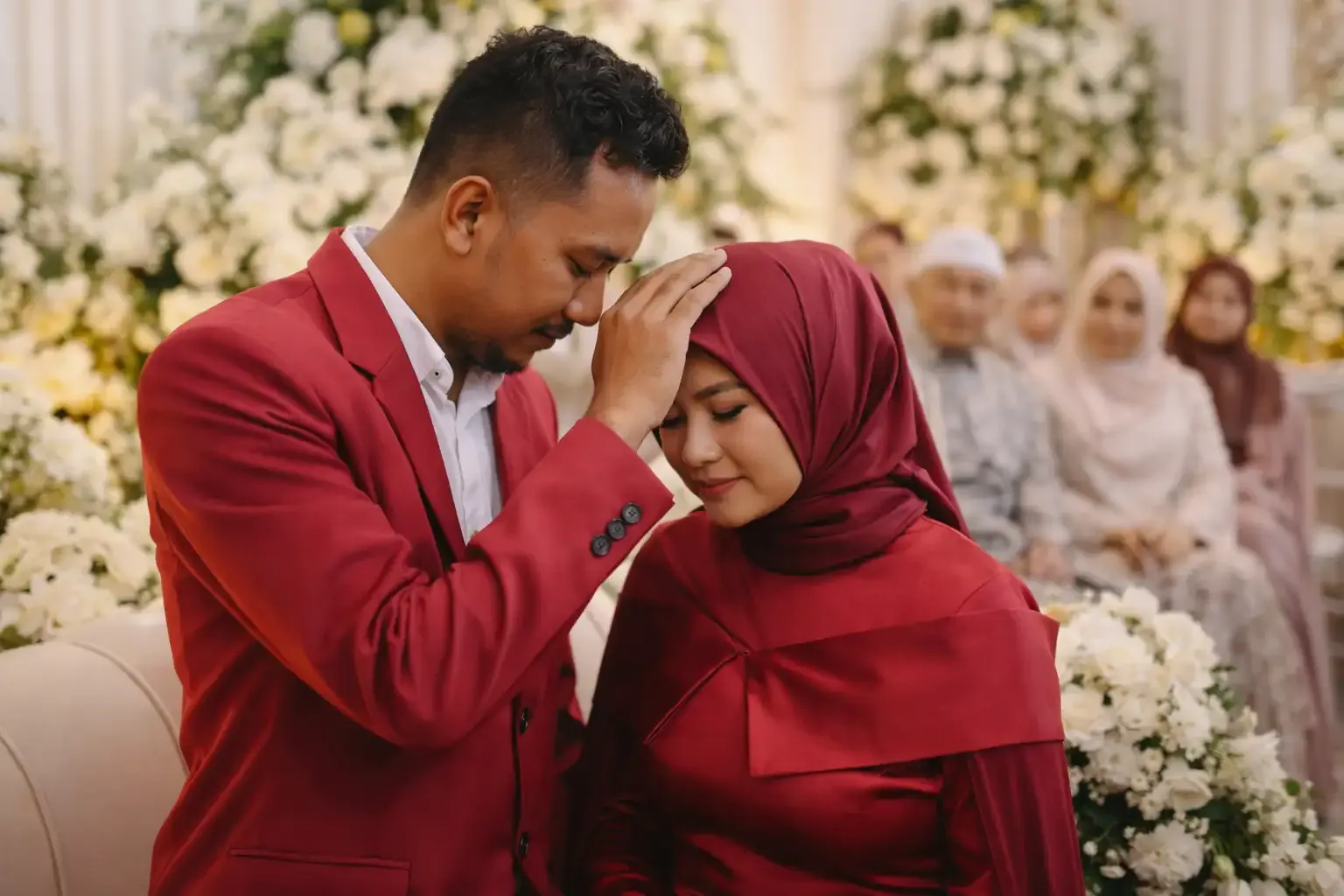 Doa Memegang Ubun Ubun Istri Setelah Akad Nikah: Bolehkah Dibaca di Depan Keluarga? Ini Adabnya